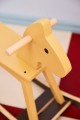 pol_pl_KIDS-CONCEPT-kon-na-biegunach-honey-yellow-36421_9.jpg